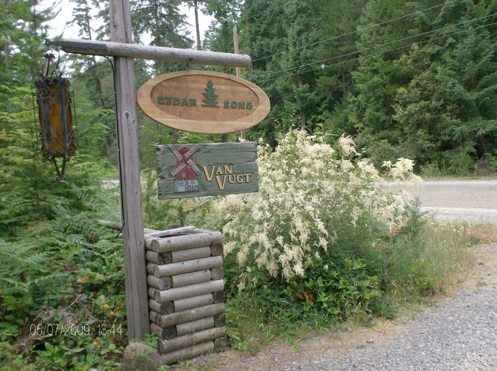 Cedar Song B&B Parksville Room photo