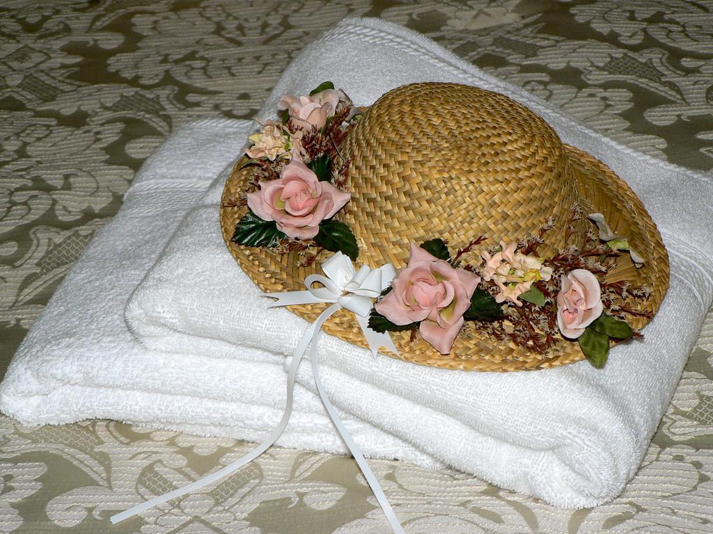 Cedar Song B&B Parksville Room photo