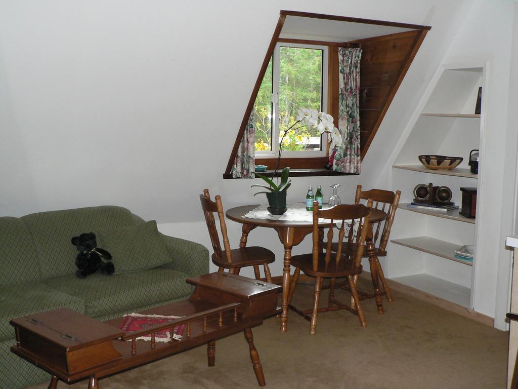 Cedar Song B&B Parksville Room photo