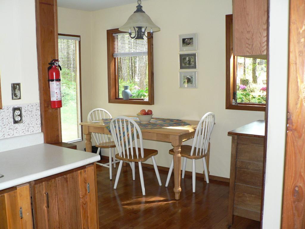 Cedar Song B&B Parksville Room photo